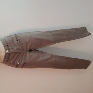 Blanknyc pair of khaki green jeans in a size 28.